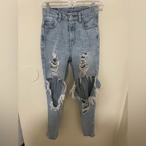 ✨American Eagle Distressed Mom Jean Size 000 regular